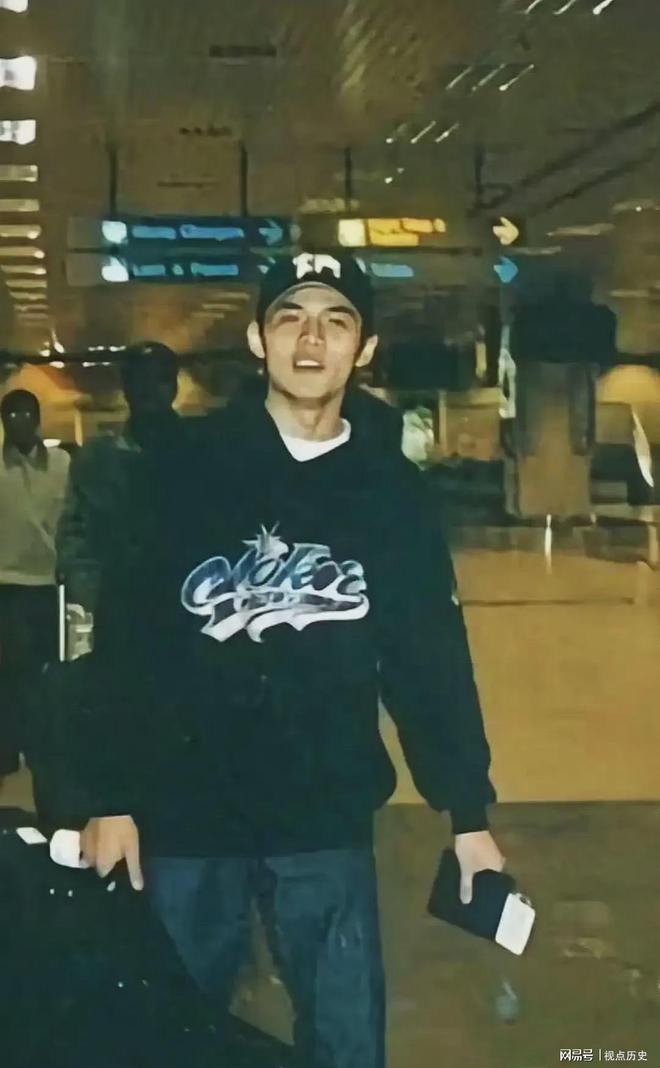 不久的周杰伦在机场的照片凯发K82001年刚出道