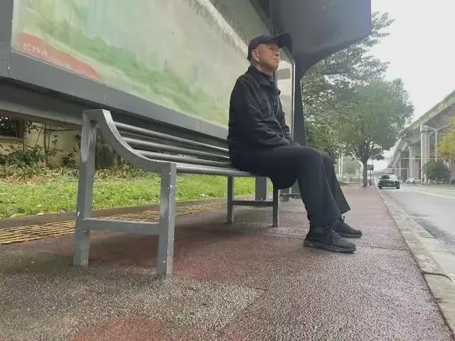 子只能容下半个？回应亮眼怕你躺下凯发首页登录长沙火了！公交站椅(图3)