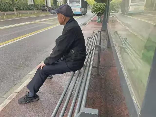 子只能容下半个？回应亮眼怕你躺下凯发首页登录长沙火了！公交站椅(图5)