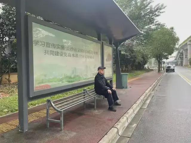 子只能容下半个？回应亮眼怕你躺下凯发首页登录长沙火了！公交站椅