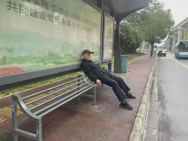 子只能容下半个？回应亮眼怕你躺下凯发首页登录长沙火了！公交站椅(图7)