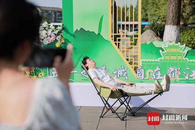 游客沉浸式互动 解锁新玩法k8凯发网站五一趣游都江堰(图3)