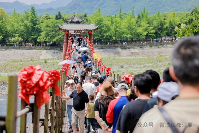 山都江堰太火爆NPC白娘子被求合影到宕机k8凯发一触即发顶流实锤！这个五一青城
