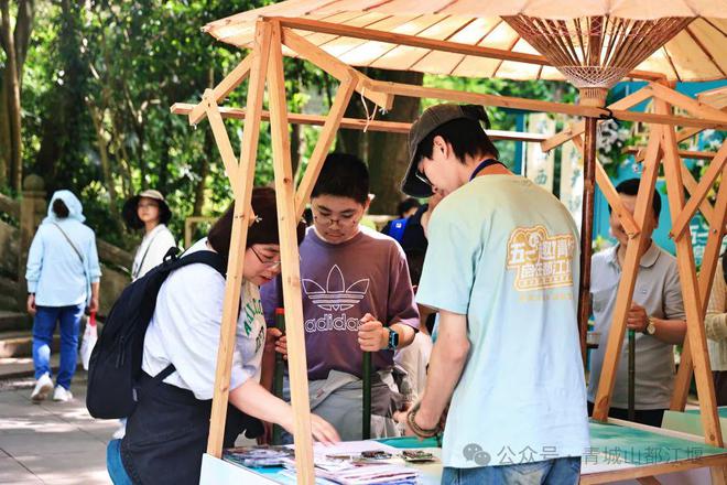 山都江堰太火爆NPC白娘子被求合影到宕机k8凯发一触即发顶流实锤！这个五一青城(图2)
