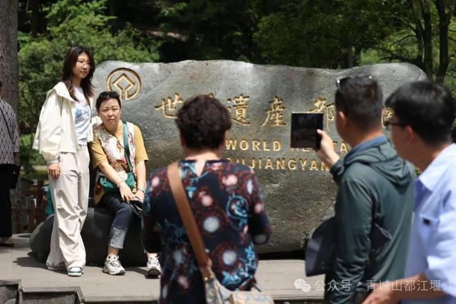 山都江堰太火爆NPC白娘子被求合影到宕机k8凯发一触即发顶流实锤！这个五一青城(图6)