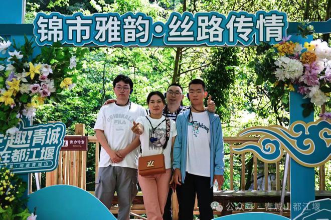 山都江堰太火爆NPC白娘子被求合影到宕机k8凯发一触即发顶流实锤！这个五一青城(图8)