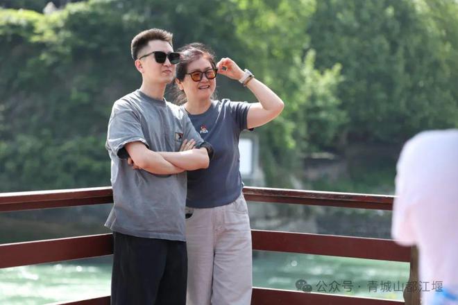 山都江堰太火爆NPC白娘子被求合影到宕机k8凯发一触即发顶流实锤！这个五一青城(图11)