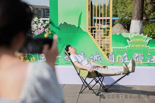 山都江堰太火爆NPC白娘子被求合影到宕机k8凯发一触即发顶流实锤！这个五一青城(图18)