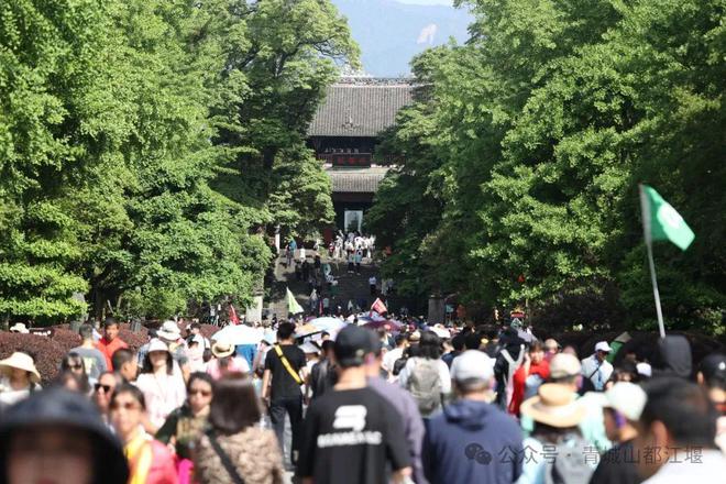 山都江堰太火爆NPC白娘子被求合影到宕机k8凯发一触即发顶流实锤！这个五一青城(图21)