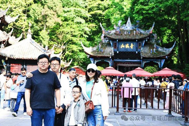 山都江堰太火爆NPC白娘子被求合影到宕机k8凯发一触即发顶流实锤！这个五一青城(图16)