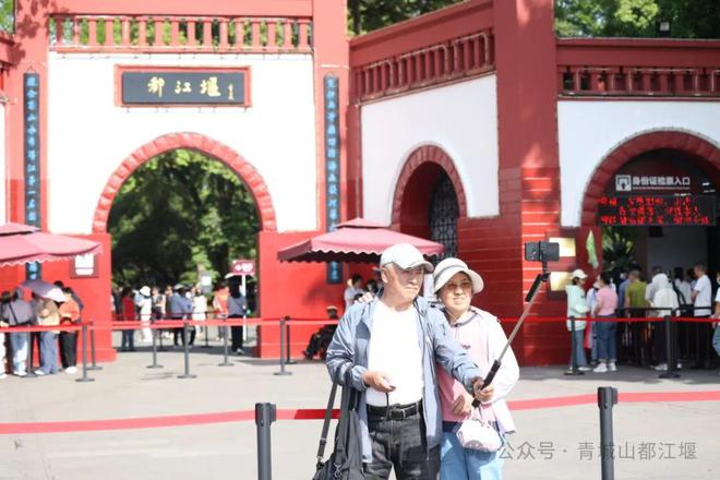 山都江堰太火爆NPC白娘子被求合影到宕机k8凯发一触即发顶流实锤！这个五一青城(图14)
