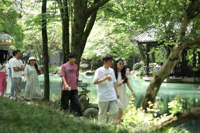 山都江堰太火爆NPC白娘子被求合影到宕机k8凯发一触即发顶流实锤！这个五一青城(图12)