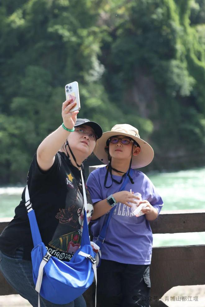 山都江堰太火爆NPC白娘子被求合影到宕机k8凯发一触即发顶流实锤！这个五一青城(图20)