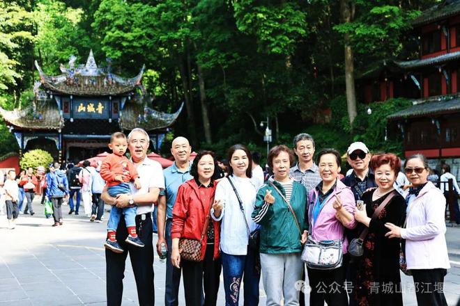 山都江堰太火爆NPC白娘子被求合影到宕机k8凯发一触即发顶流实锤！这个五一青城(图22)