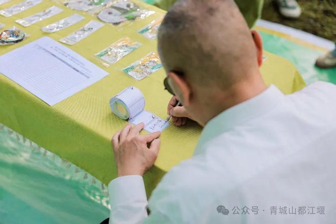 山都江堰太火爆NPC白娘子被求合影到宕机k8凯发一触即发顶流实锤！这个五一青城(图27)