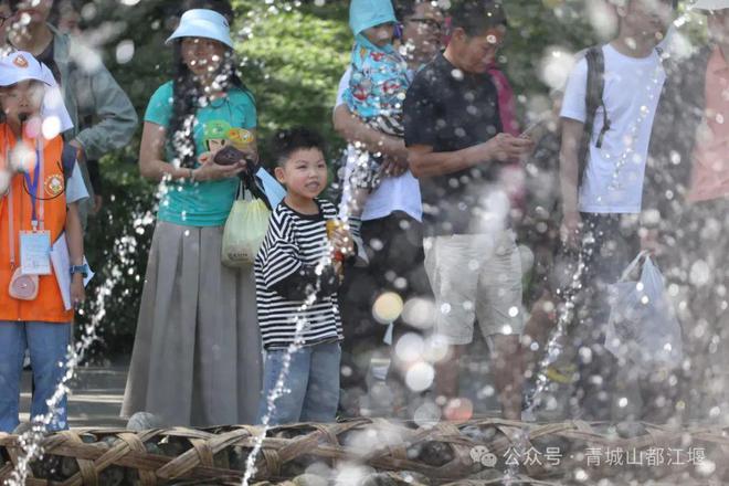 山都江堰太火爆NPC白娘子被求合影到宕机k8凯发一触即发顶流实锤！这个五一青城(图25)