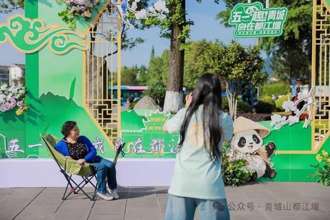 山都江堰太火爆NPC白娘子被求合影到宕机k8凯发一触即发顶流实锤！这个五一青城(图24)