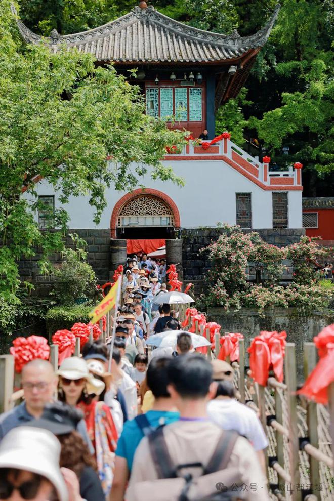 山都江堰太火爆NPC白娘子被求合影到宕机k8凯发一触即发顶流实锤！这个五一青城(图28)